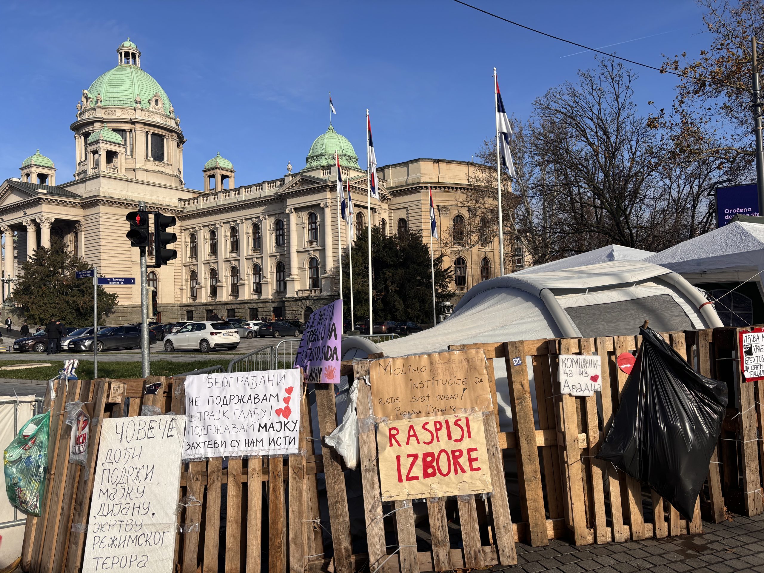 Šator Dijane Hrke, ograda i Skupština