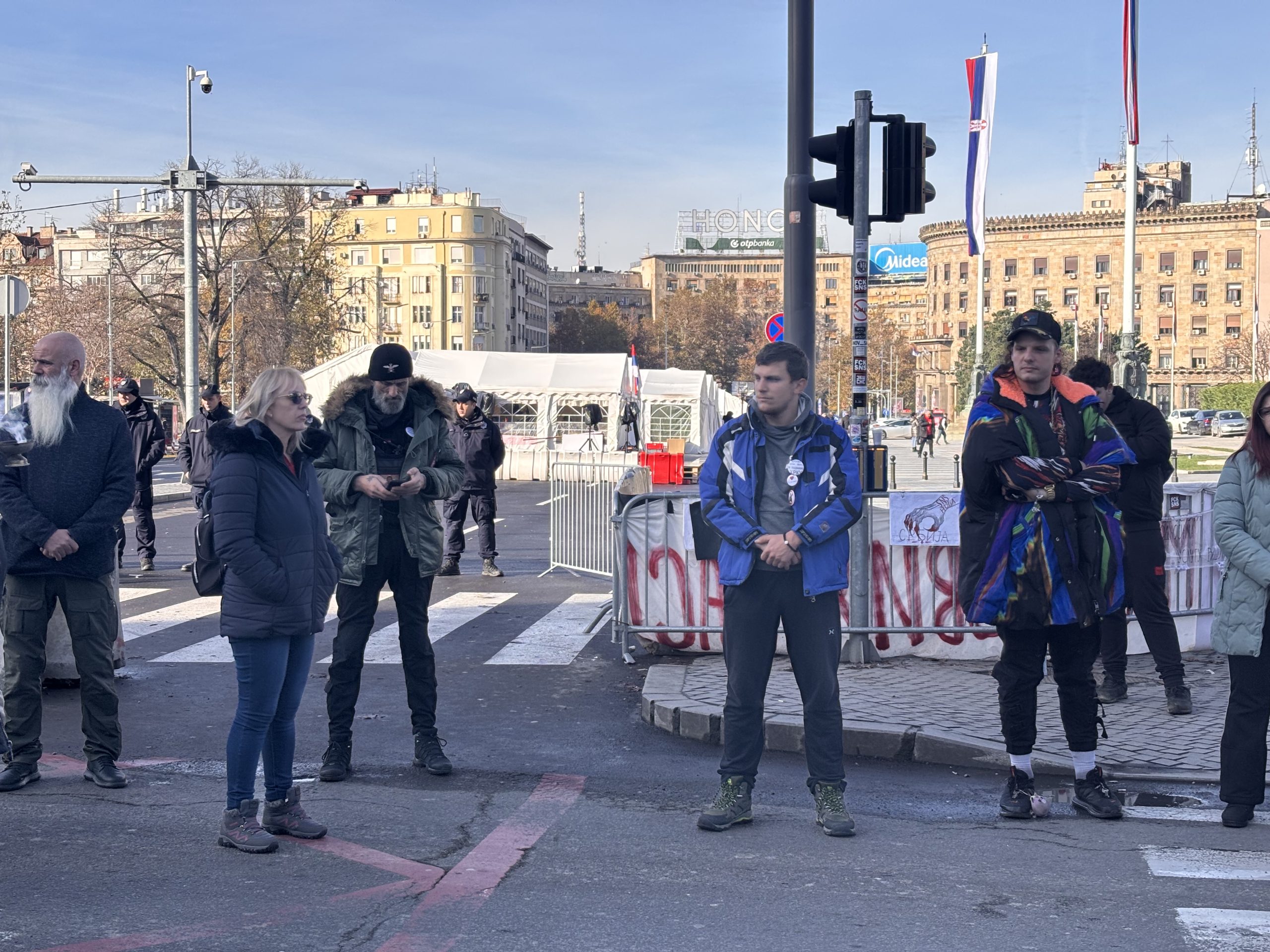 Dijana Hrka tokom 16-ominutne tišine ispred Ćacilenda