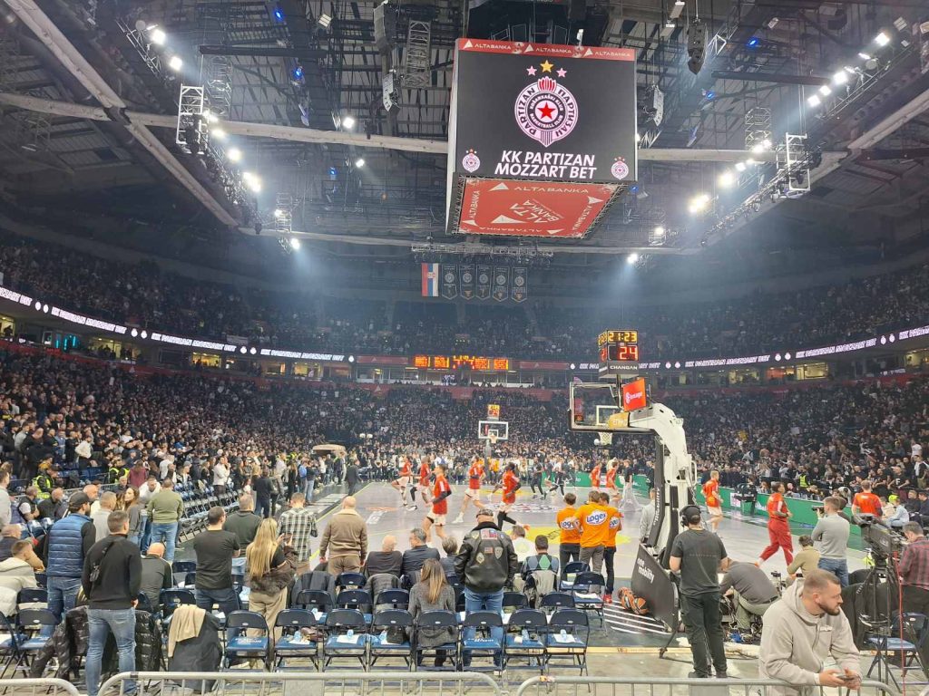 Već pola sata pred početak utakmice navijači su počeli da zvižde predsedniku kluba Ostoji Mijailoviću i igračima, javlja reporter „Vremena“ koji se nalazi u hali.