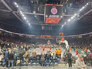 Već pola sata pred početak utakmice navijači su počeli da zvižde predsedniku kluba Ostoji Mijailoviću i igračima, javlja reporter „Vremena“ koji se nalazi u hali.