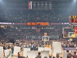 Košarkaška utakmica Partizan Bajern. Veliki transparent 