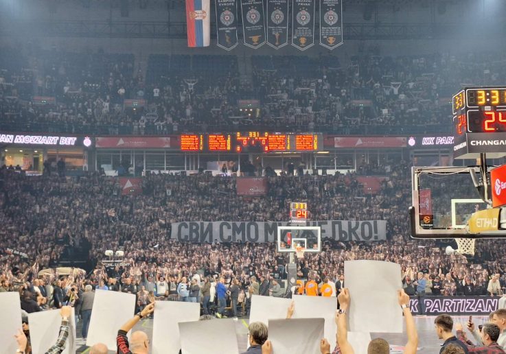 Košarkaška utakmica Partizan Bajern. Veliki transparent 
