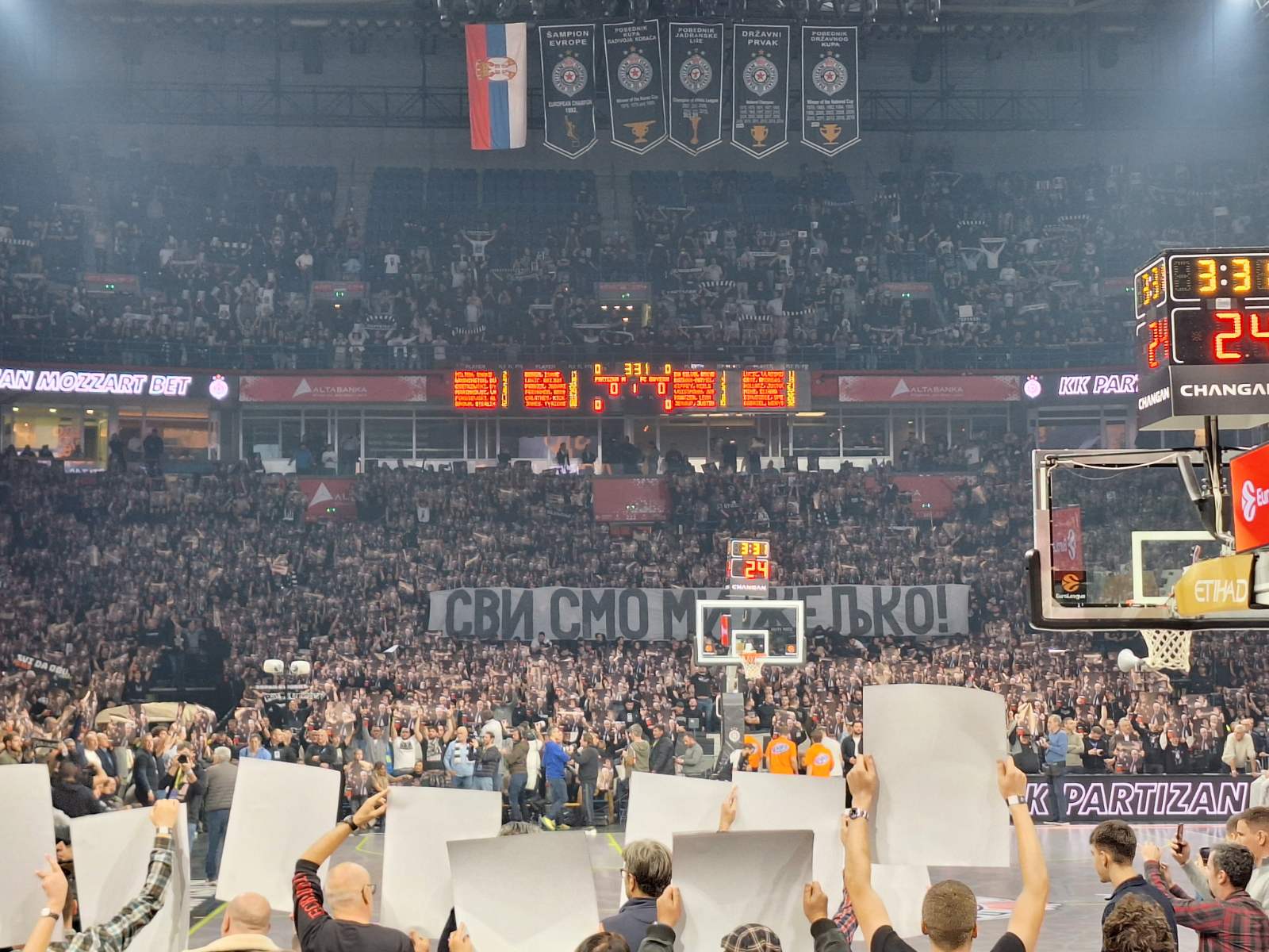 Košarkaška utakmica Partizan Bajern. Veliki transparent 