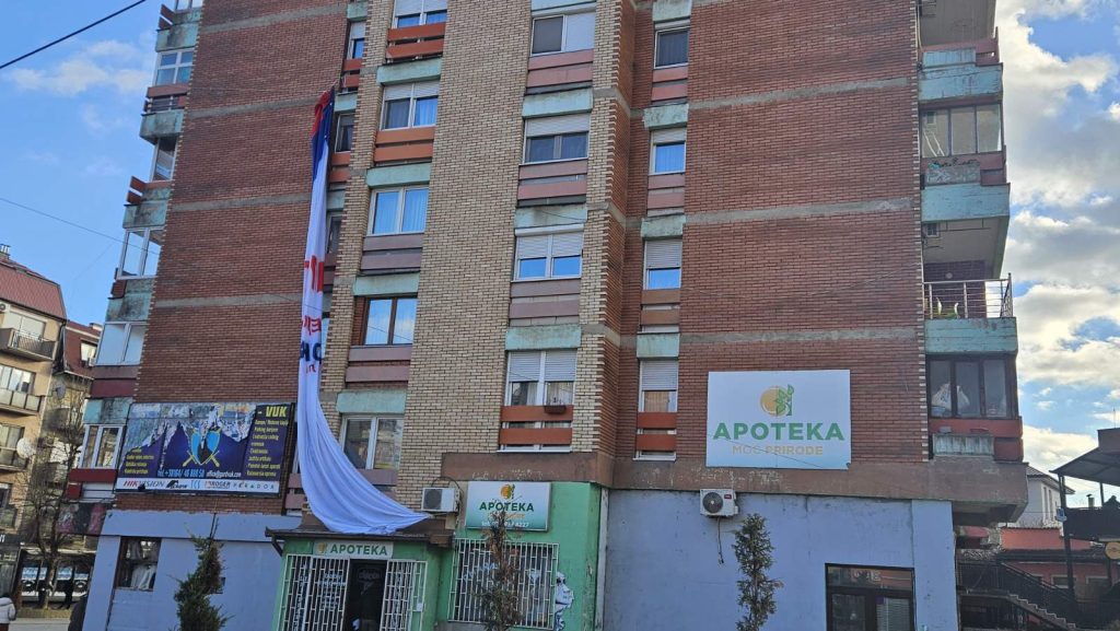 U toku izbornog dana, a nakon kolektivnog glasanja, presavijen predizborni baner Srpske liste