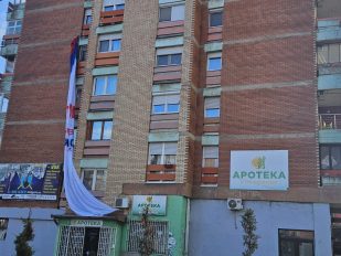 U toku izbornog dana, a nakon kolektivnog glasanja, presavijen predizborni baner Srpske liste