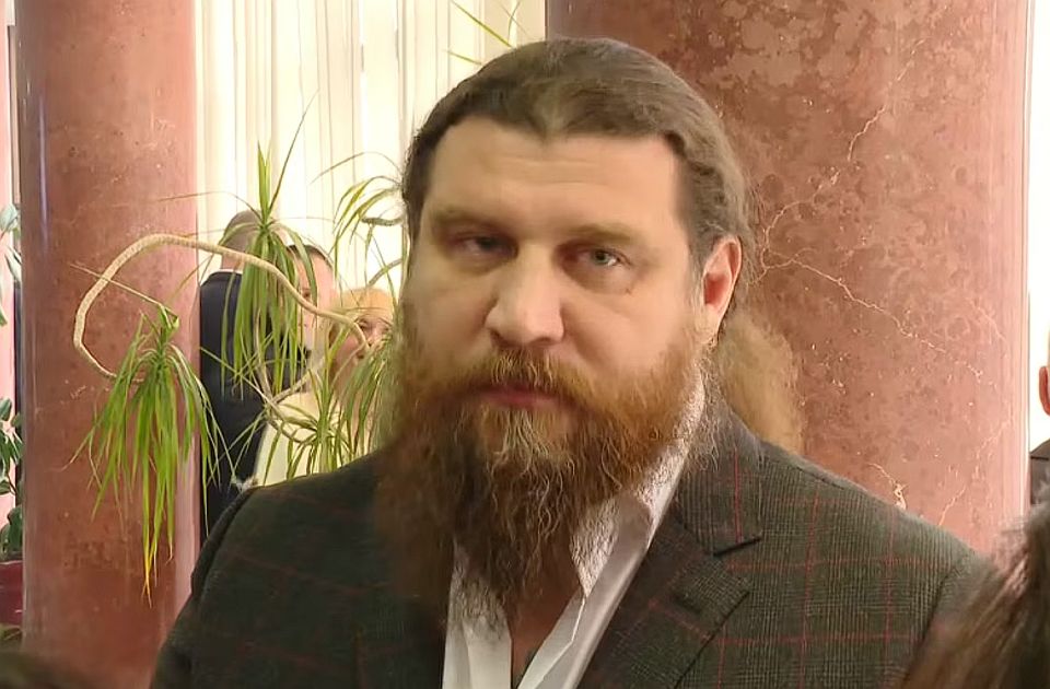 Vuka Raonića, pomoćnika gradonačelnika Novog Sada Žarka Mićina, novinari prepoznali kao napadača na snimatelja Juronjuz Srbija Mirka Todorovića.