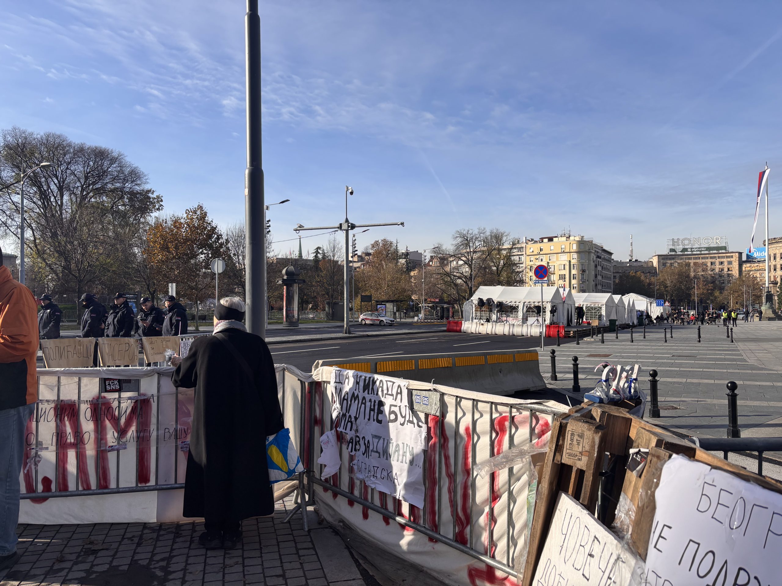 Žena s kadionicom ispred Ćacilenda