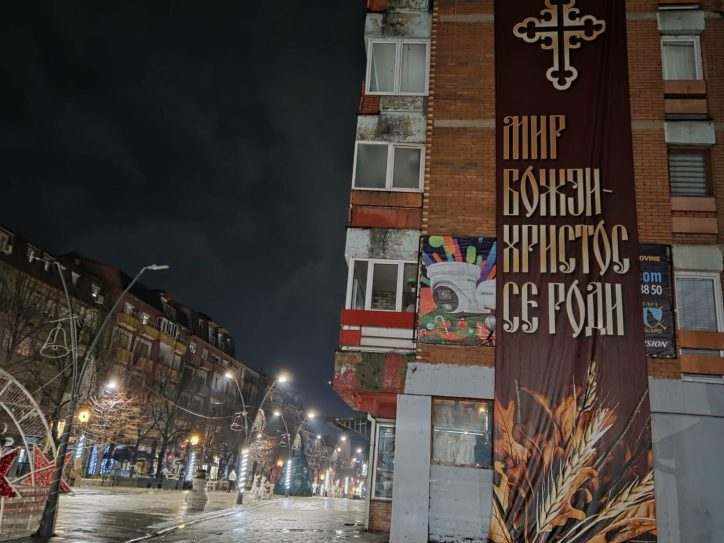 Baner sa natpisom Mir Božiji, Hristos se rodi visi na zgradi u Severnoj Mitrovici