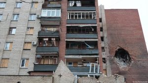 Stambena zgrada u Slavanjsku na kojoj se vidi rupa izazvana projektilom