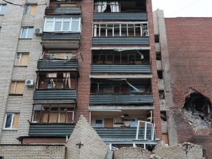 Stambena zgrada u Slavanjsku na kojoj se vidi rupa izazvana projektilom