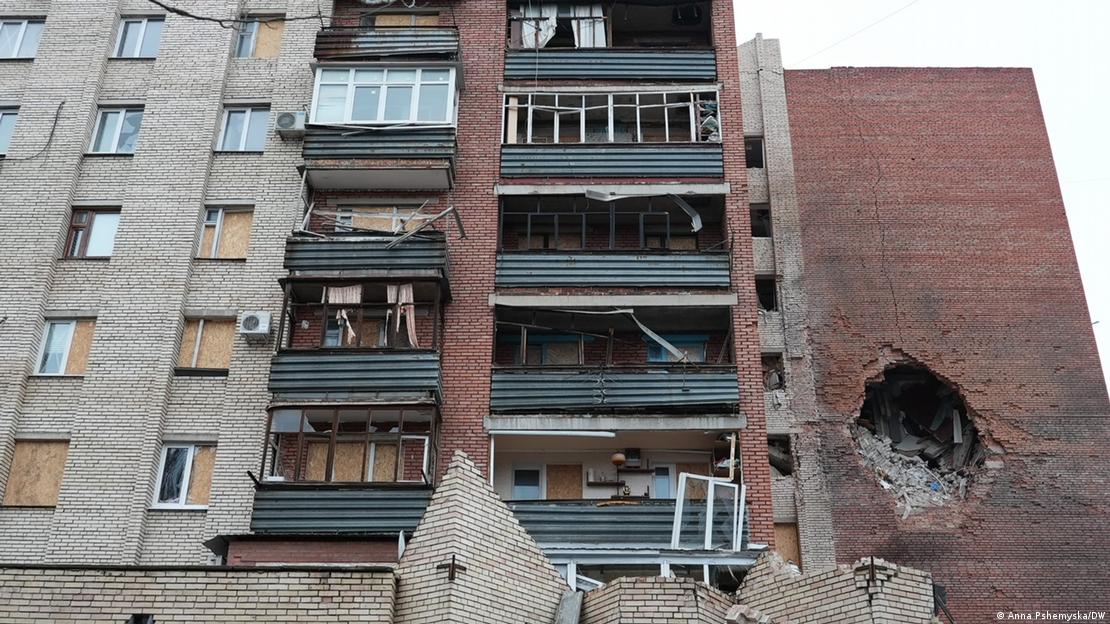 Stambena zgrada u Slavanjsku na kojoj se vidi rupa izazvana projektilom