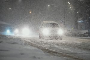 Vozilo na ulici dok sneg veje