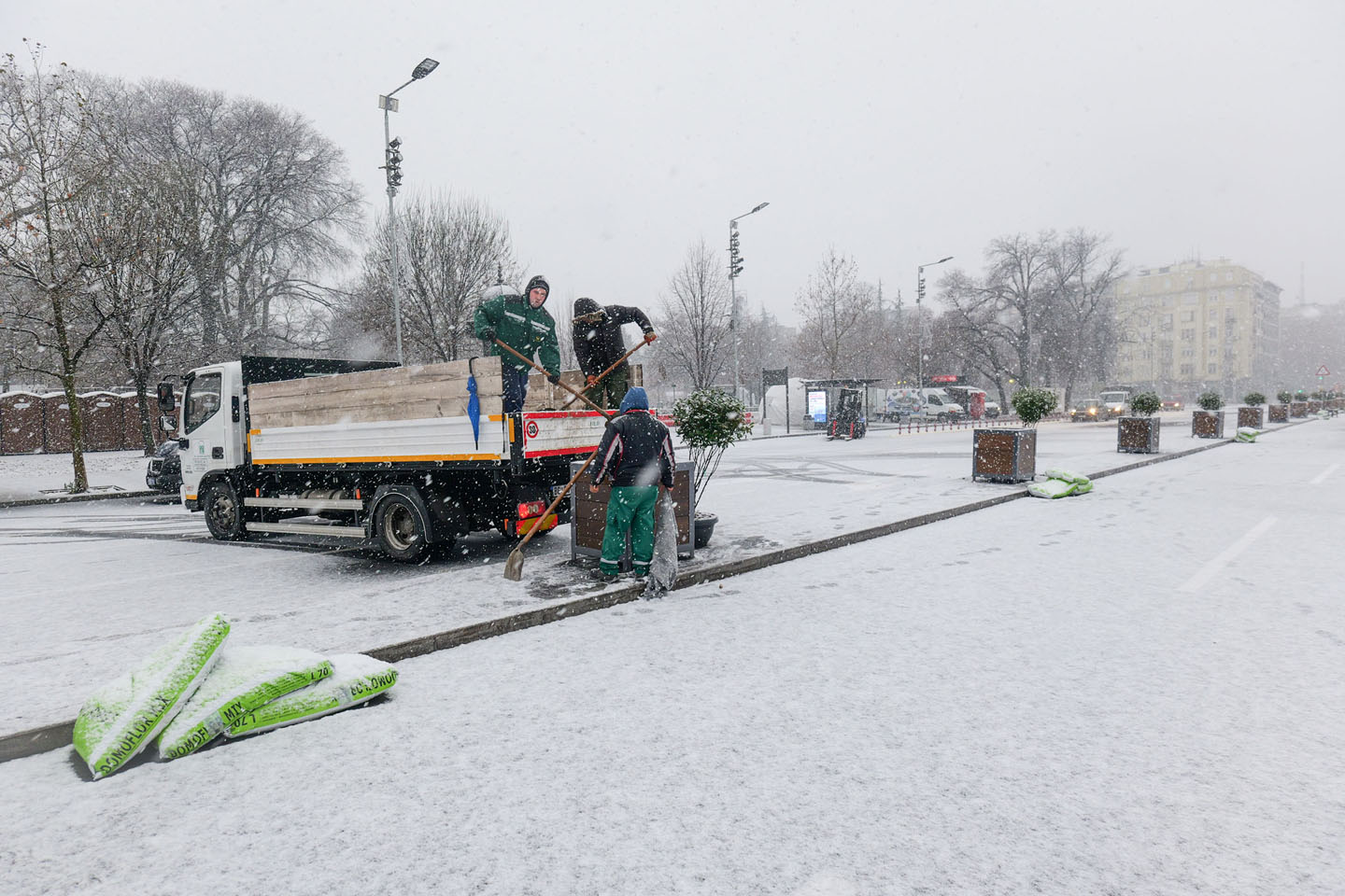 Sneg je pokrio zgradu Skupštine Srbije.
