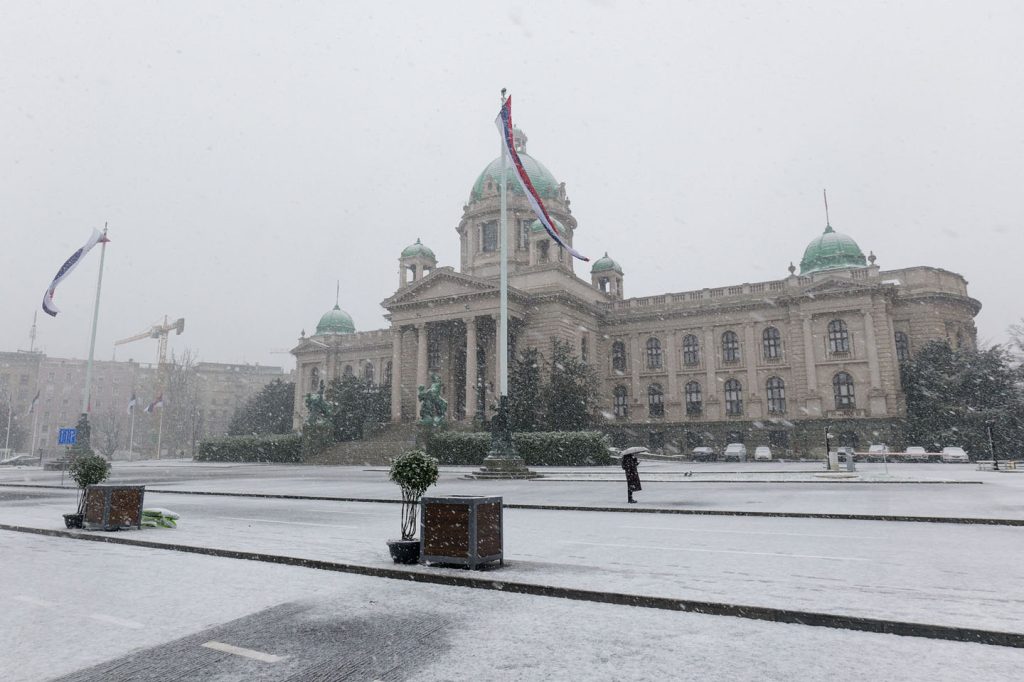 Sneg je pokrio zgradu Skupštine Srbije