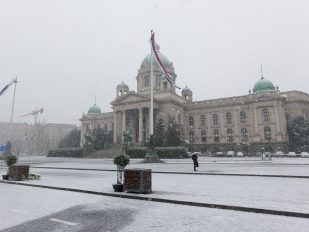 Sneg je pokrio zgradu Skupštine Srbije