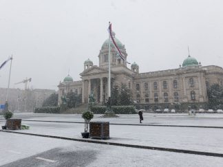 Sneg je pokrio zgradu Skupštine Srbije