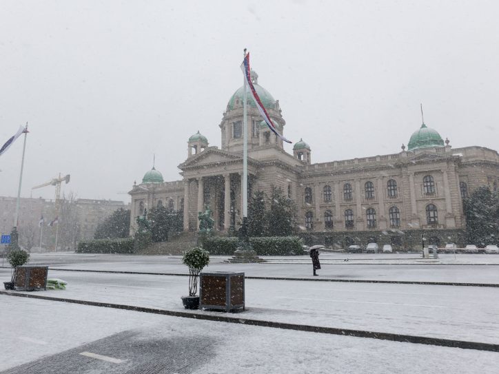 Sneg je pokrio zgradu Skupštine Srbije