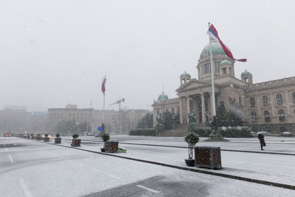 Sneg je pokrio zgradu Skupštine Srbije
