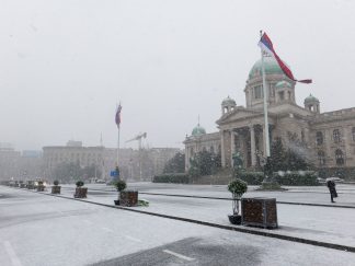 Sneg je pokrio zgradu Skupštine Srbije