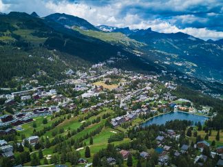 Tipičan doček Nove godine u Kran-Montani je elegantan, glamurozan, ali i prilično živahan, s naglaskom na opuštanje, druženje i zabavu nakon skijanja, dobru hranu i noćni život.