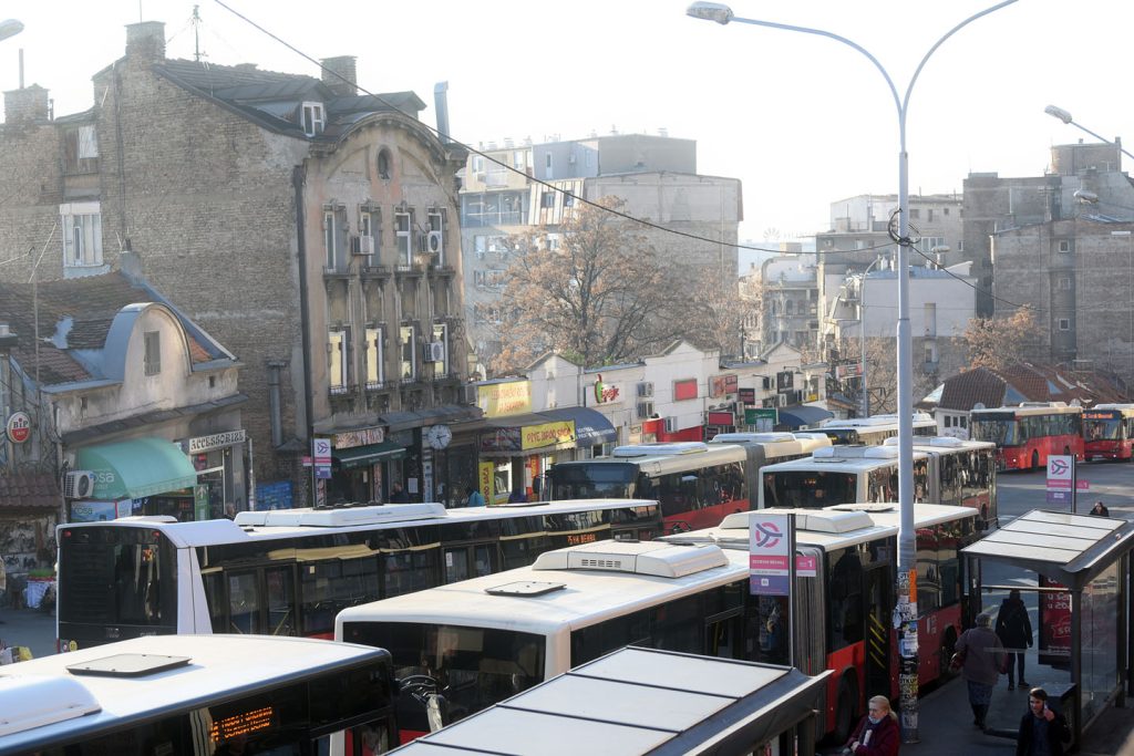 Veliki broj autobusa zaglavljenih u ulici
