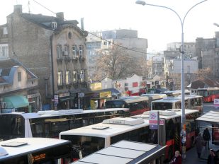 Veliki broj autobusa zaglavljenih u ulici