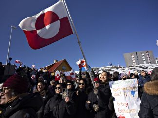 Grupa ljudi na Grenlandu protestuje protiv planova Donalda Trampa da ga preuzmu SAD