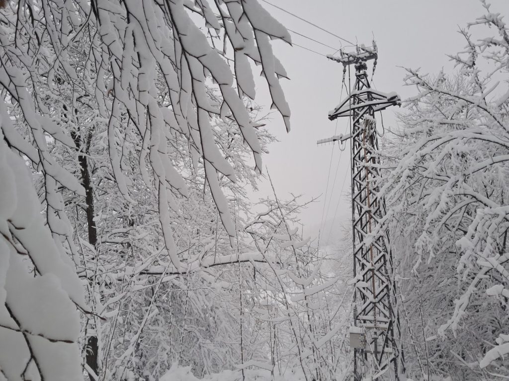 Dalekovod zavejan snegom