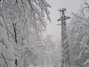 Dalekovod zavejan snegom