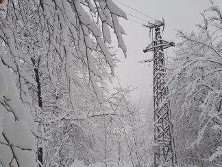 Dalekovod zavejan snegom