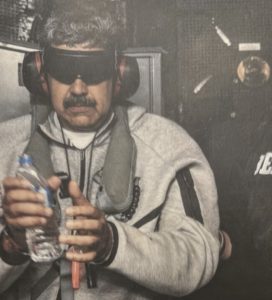 Predsednik Venecule Nikolas Maduro sa povezom na očima i vezanim rukama