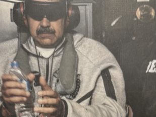 Predsednik Venecule Nikolas Maduro sa povezom na očima i vezanim rukama