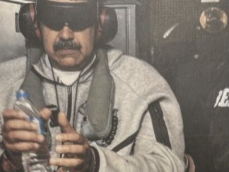 Predsednik Venecule Nikolas Maduro sa povezom na očima i vezanim rukama