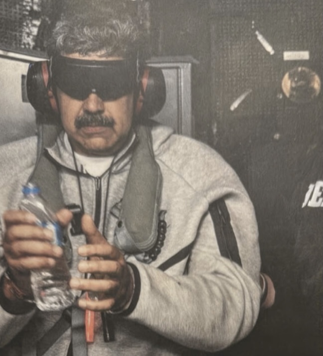 Predsednik Venecule Nikolas Maduro sa povezom na očima i vezanim rukama