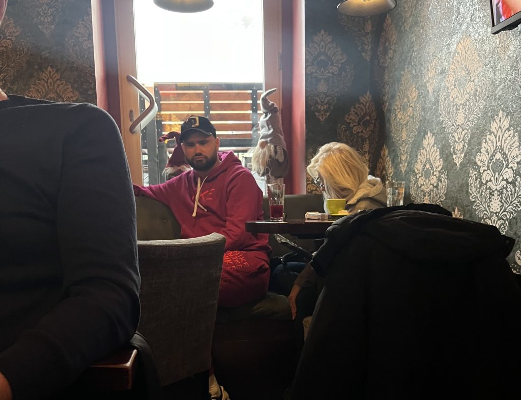 Dvoje novinara Informera u kafiću