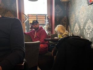 Dvoje novinara Informera u kafiću