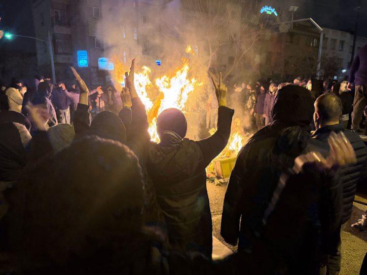 Protesti u Iranu, ljudi na ulici, noć, vatra