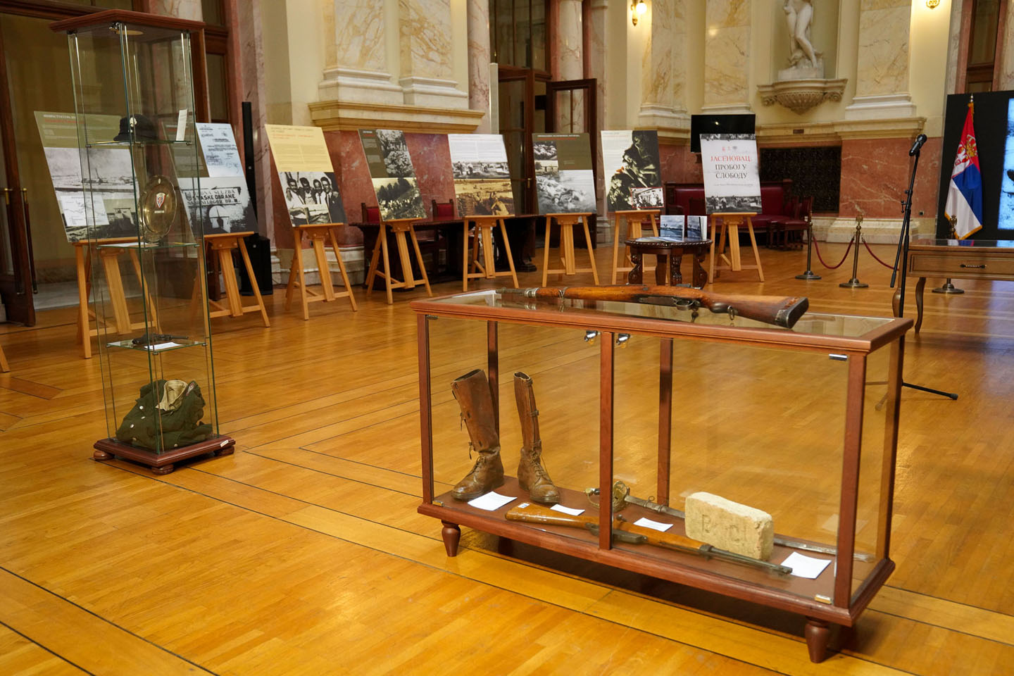 Fotografije i artefakti logora Jasenovac u Skupštini Srbiji