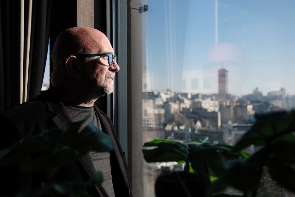 Bojan Kovačević, arhitekta, u pozadini Beograd