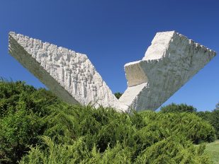 Spomenik streljanim đjacima i profesorima u Šumaricama