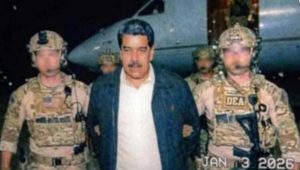 Maduro u sredini, dvojica vojnika sa strane