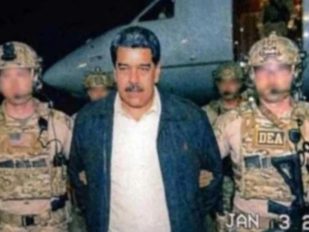 Maduro u sredini, dvojica vojnika sa strane