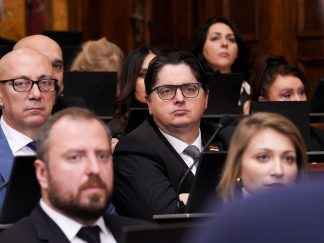 Poslanik SNS Ugleša Mrdić u poslaničkoj klui u Narodnoj skupštini