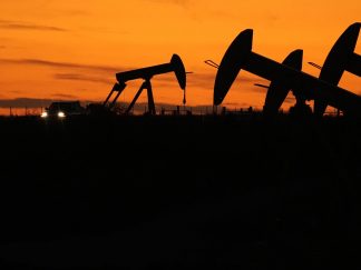 Pumpe na naftnom polju u sumrak.