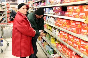 Dvoje penzionera pored rafa u prodavnici