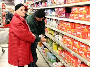 Dvoje penzionera pored rafa u prodavnici