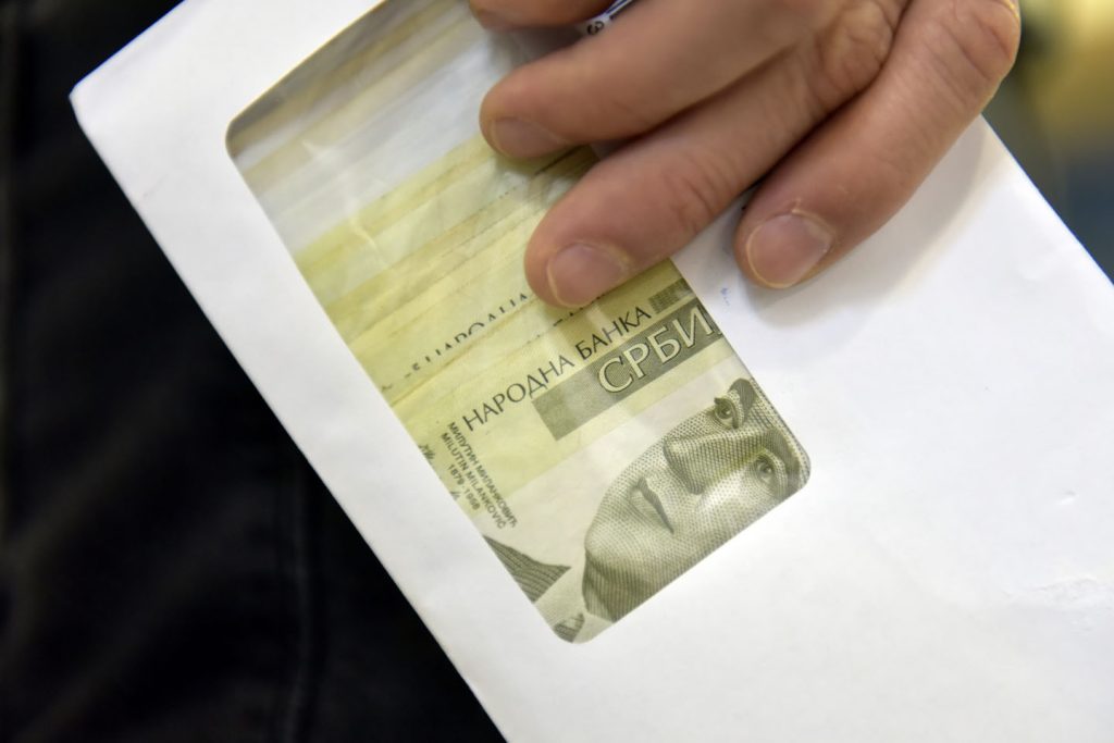 Koverat sa novčanicama od 2000 dinara