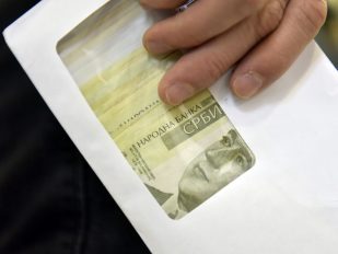 Koverat sa novčanicama od 2000 dinara