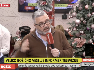 Dragan J. Vučićević drži mikrofon i priča na proslavi Božića u studiju