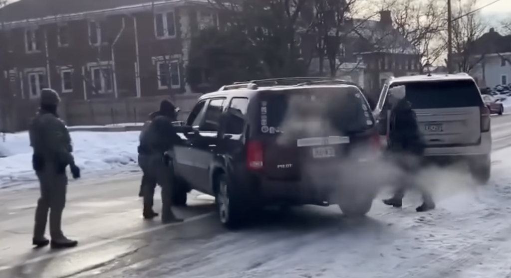 automobil u kome je upucana žena i agenti koji su u nju pucali